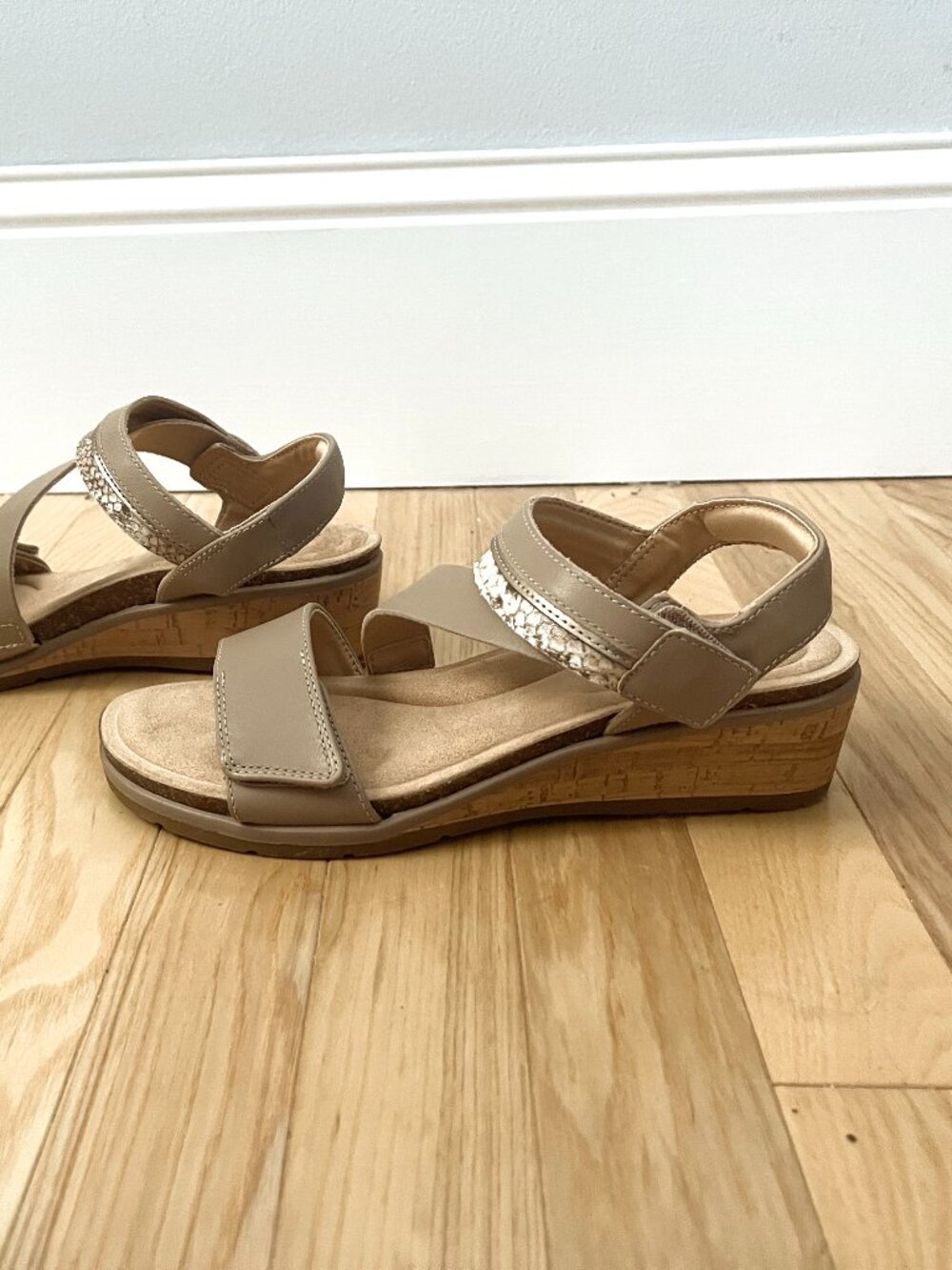 Clark's Women's Kacha Wave Tan Leather Sandals - Size 8.5